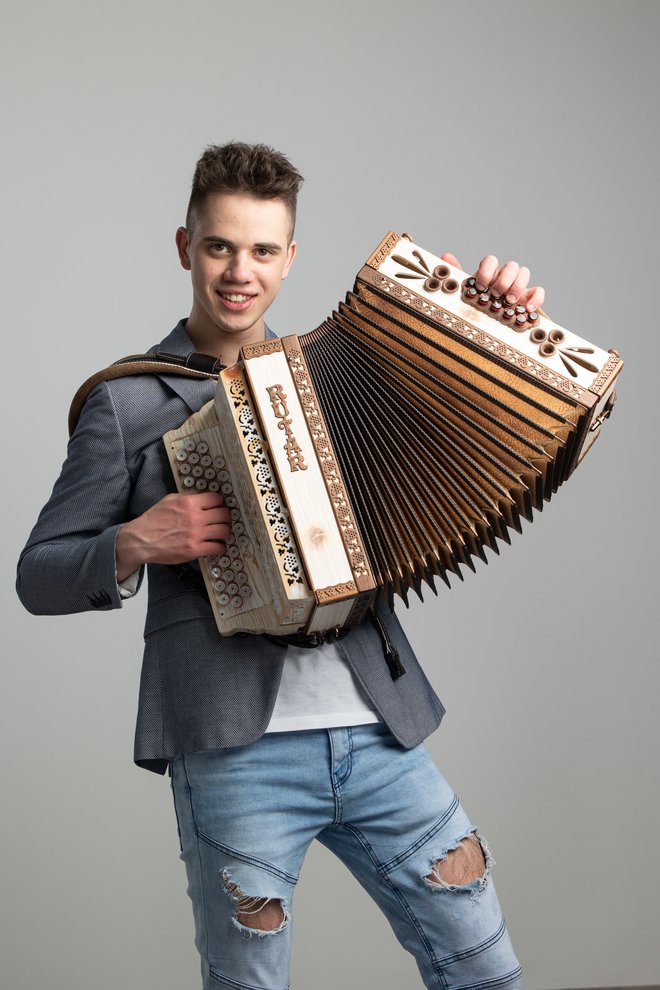 Anže Počkar, član Dogaja banda, je svetovni prvak v igranju na diatonično harmoniko.