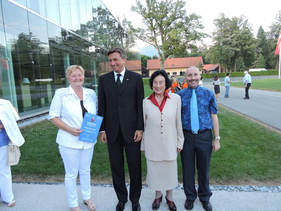 Fotografija: Društvo Klic upanja je dobitnik priznanja naj prostovoljec, ob Borutu Pahorju pa (druga z desne) tudi predsednica društva dr. Cvijeta Pahljina. FOTO: Arhiv Društva
