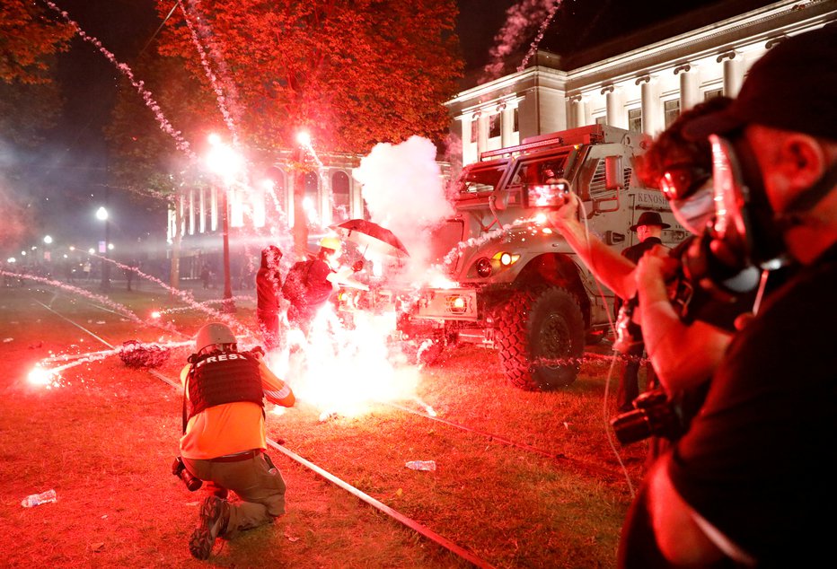 Fotografija: Po lanskem streljanju v Kenoshi so izbruhnili protesti. FOTO: Brendan Mcdermid/Reuters