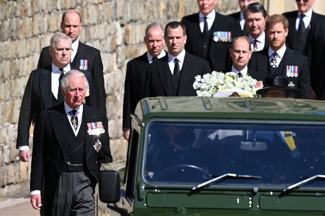 Princ Harry je prejšnji teden iz Kalifornije priletel na pogreb dedka, kot kaže, pa bo obisk nekoliko podaljšal in babico obiskal na njen rojstni dan. FOTO: Reuters