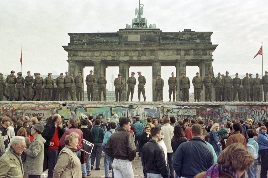 Fotografija: Novembra 1989 se je ob berlinskem zidu pri Brandenburških vratih zbrala množica in zid je padel. FOTO: Reuters