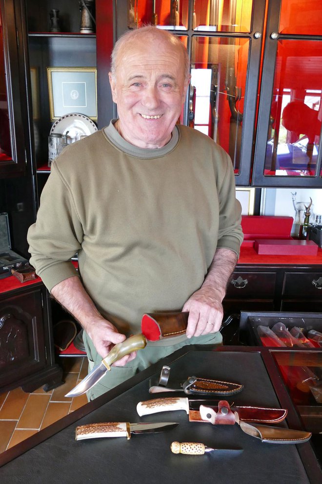 Milan Šteh zdaj izdeluje lovske nože.
