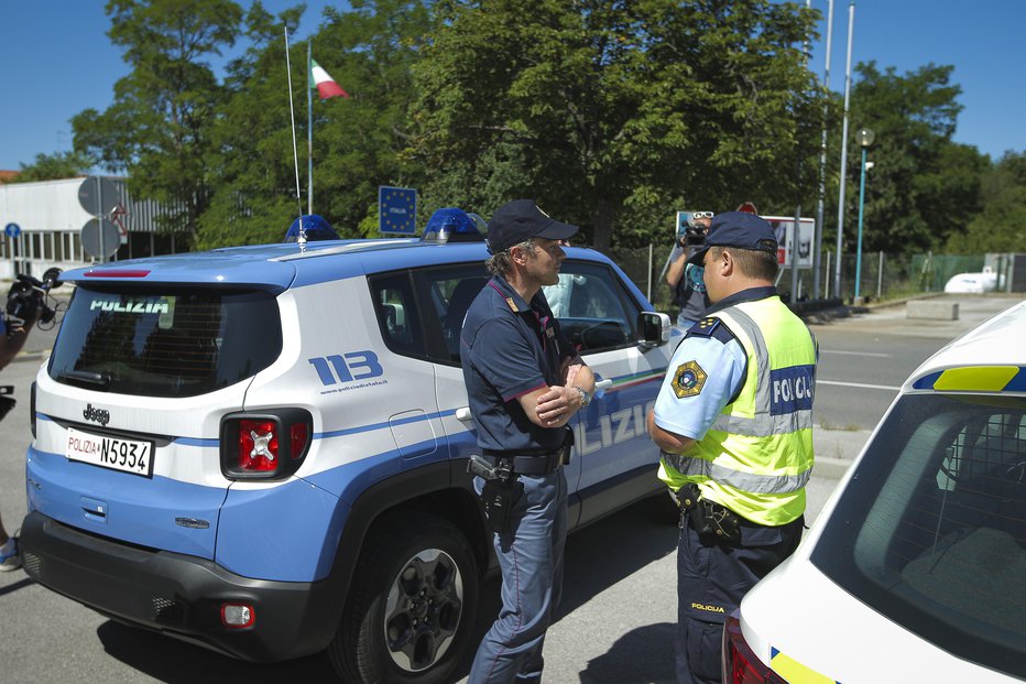 Fotografija: Slovenski policisti so uspešno sodelovali z italijanskimi kolegi. Fotografija je simbolična. FOTO: Jože Suhadolnik