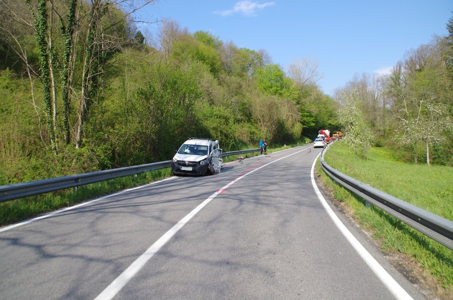 Fotografija: Kraj včerajšnje prometne nesreče blizu naselja Ročinj (na fotografiji drugo udeleženo osebno vozilo, ki ga je vozil 47-letni voznik). FOTO: Policija