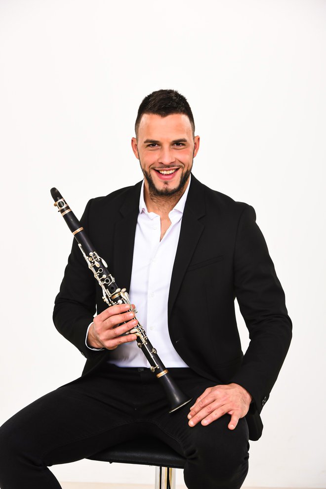 Dejan Golob je odličen pevec in klarinetist.