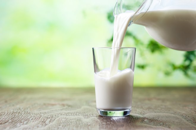 Zvečer si pripravite kozarec toplega mleka. FOTO: Naturalbox/Getty Images
