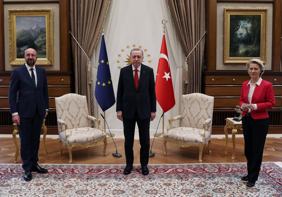 Fotografija: Ursula von der Leyen na razvpitem srečanju s turškim predsednikom Erdoganom in Michelom v Ankari. FOTO: Presidential Press Office Via Reuters