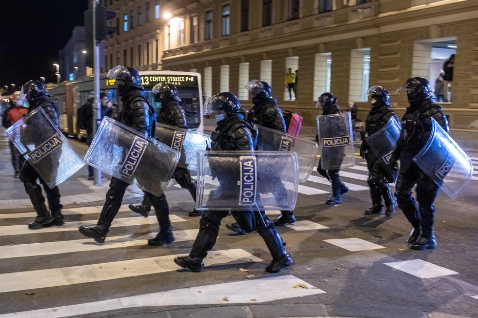 Fotografija: Novembrski protesti so se končali s spopadom različnih maskiranih skupin in policijo. FOTO: Voranc Vogel