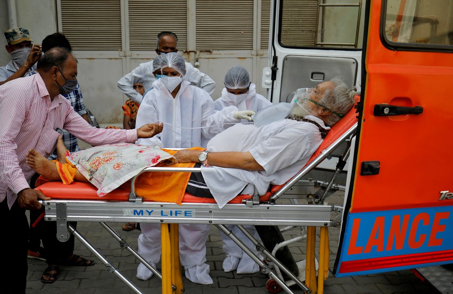 Fotografija: Marsikje ni več prostora za paciente. FOTO: Amit Dave/Reuters