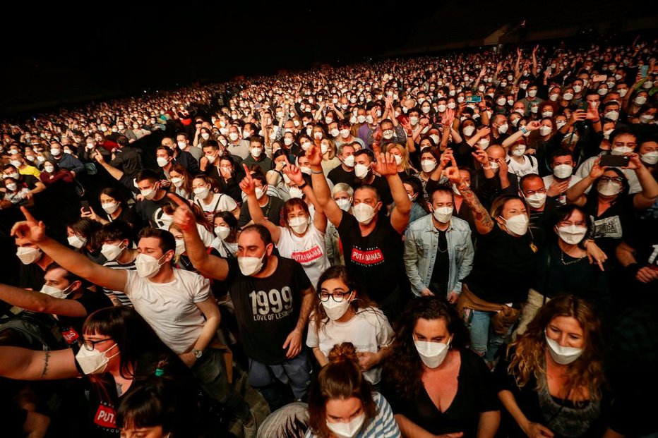 Fotografija: Na koncertu so nosili kirurške maske FPP2, zmogljivosti v sanitarijah so bile omejene, niso pa imeli dodeljenih sedežev, prav tako jim ni bilo treba ohranjati medsebojne razdalje. FOTO: Reuters