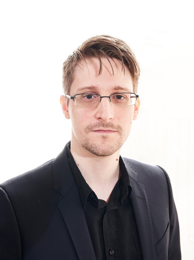 Edward Snowden je kot nekdanji pogodbeni sodelavec ameriške nacionalne varnostne agencije NSA razkril informacije o ameriškem nadzorovanju telefonskih in spletnih informacij v ZDA in tujini.