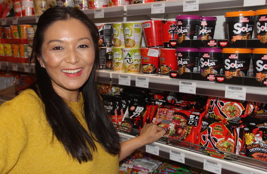 Fotografija: Wenlan He vodi trgovino Asia Supermarket, raj za ljubitelje azijskih okusov. Foto: Boštjan Fon