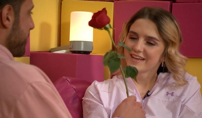 Dobila je vrtnico. FOTO: Pop TV