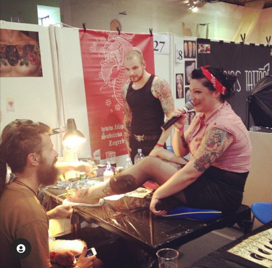 Fotografija: Nekoč je med tetoviranjem celo pela. FOTO: OSEBNI ARHIV