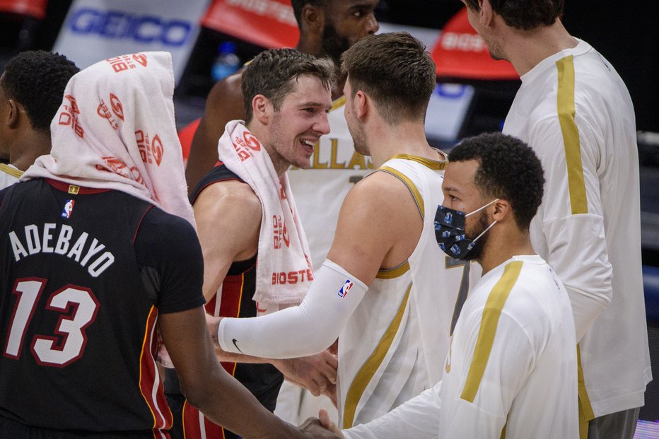 Fotografija: Goran Dragić (levo) in Luka Dončić ste se četrtič srečala v ligi NBA, v zmagah sta izenačena pri 2:2. FOTO: Jerome Miron/USA Today Sports