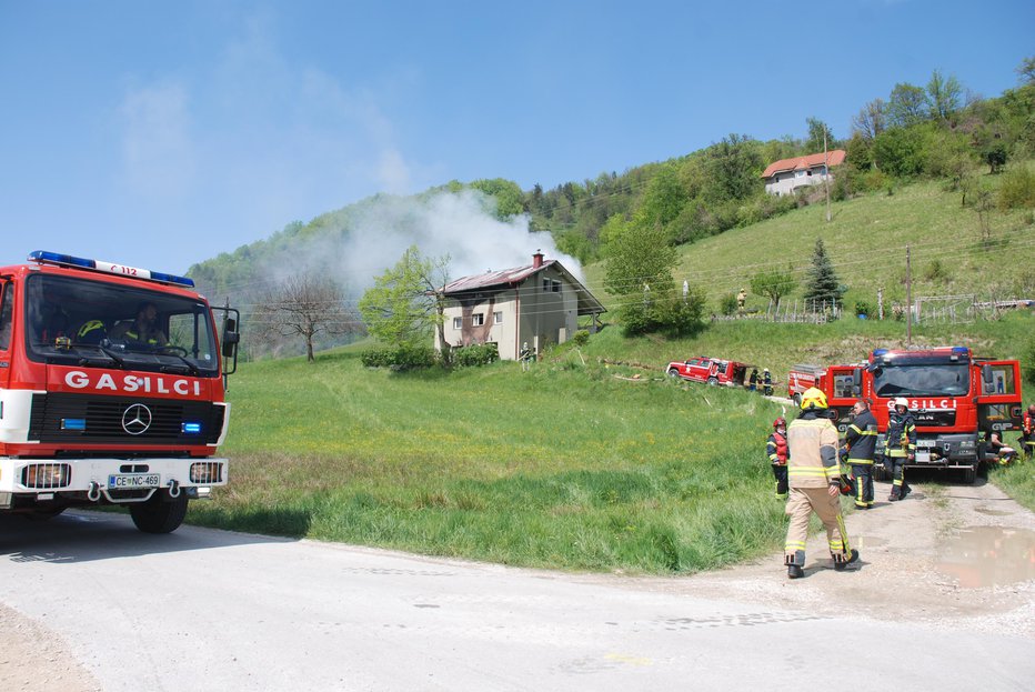 Fotografija: Kljub temu da je hiša v neposredni bližini PGD Zabukovica, gasilci večje škode niso mogli preprečiti. Fotografiji: GZ Žalec