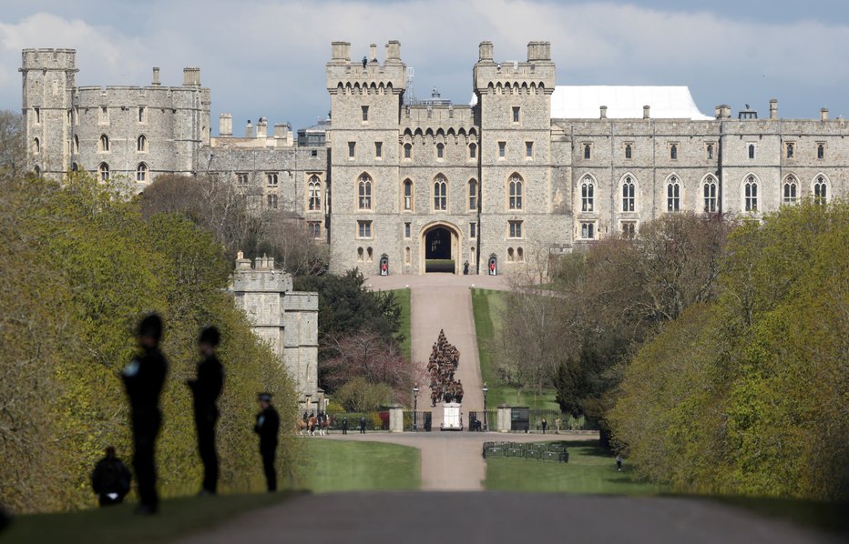 Fotografija: Okrog dvorca je ograja, a jo je, kot kaže, mogoče preplezati. FOTO: Carl Recine/Reuters