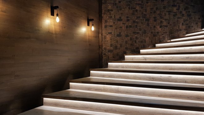 Z led-trakovi estetsko in učinkovito osvetlimo tudi stopnišče. FOTO: getty images