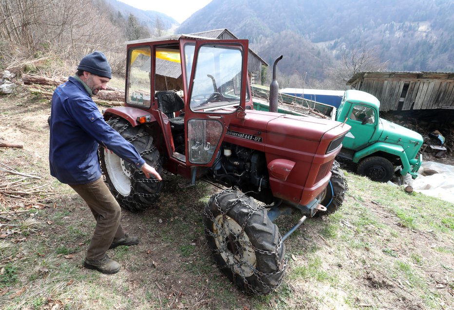 Fotografija: Jože Lovrenčič nam je po dogodku pokazal, kako se je traktor prevrnil. FOTO: Dejan Javornik