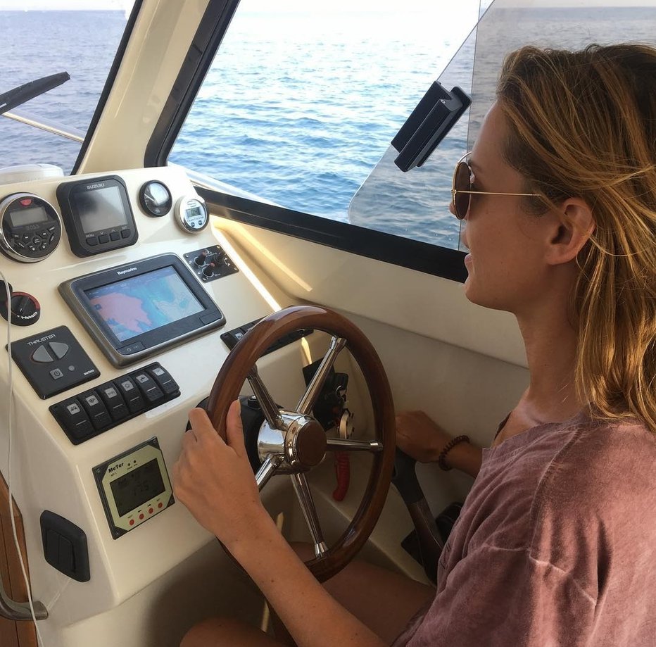 Fotografija: Nuša, ki si v šali pravi kapitanka, se zadnja leta navdušuje nad vožnjo s plovili.