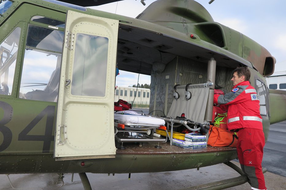 Fotografija: S helikopterjem prepeljali osebo. Fotografija je simbolična. FOTO: Špela Ankele