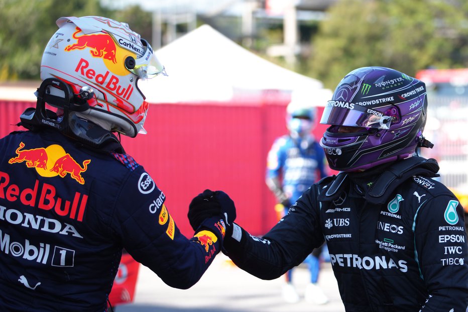 Fotografija: Max Verstappen (levo) je takole čestital Lewisu Hamiltonu za novo zmago. FOTO: Emilio Morenatti/Reuters