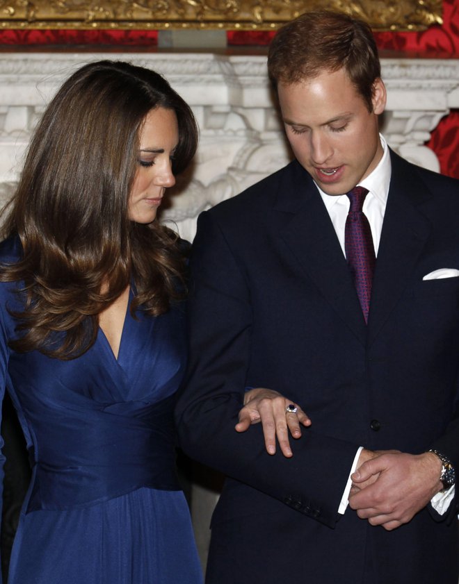 Tudi na zaročni fotografiji je Kate nosila modro obleko. FOTO: Suzanne Plunkett/Reuters