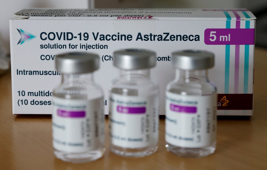 Fotografija: Na Slovaškem ustavljajo cepljenje s cepivom AZ. FOTO: Leonhard Foeger, Reuters