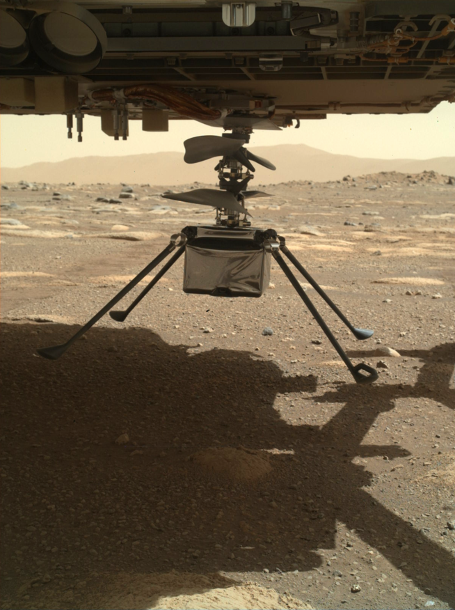 Fotografija: Na Mars je prišel pritrjen pod vozilo Perseverance.