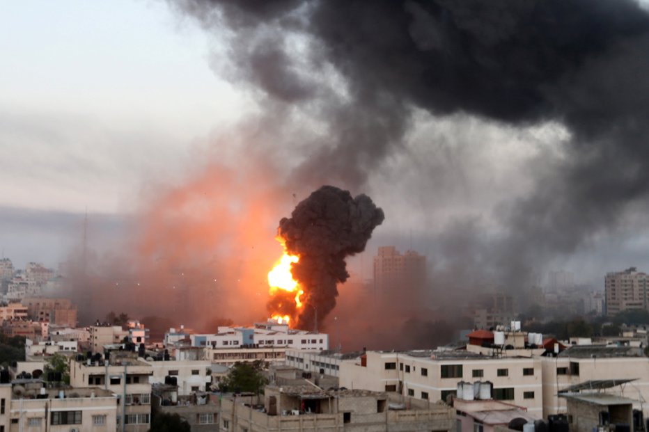 Fotografija: Hamas je do najnovejše eskalacije z območja Gaze izstrelil več sto raket, od tega jih je 90 odstotkov prestregel izraelski protiraketni obrambni sistem. FOTO: Ibraheem Abu Mustafa, Reuters