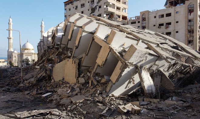 Izrael je uničil stolpnico v Gazi. FOTO: Mohammed Salem, Reuters