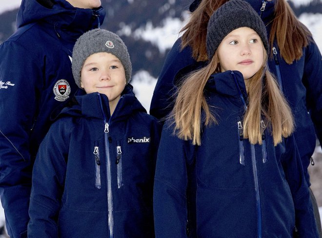 Najmlajša otroka norveškega princa Frederika in princese Mary, princ Vincent in princesa Josephine, sta bila v Švici z družino, a ker je bilo premrzlo za tiare in krone, sta si desetletna dvojčka na glavo poveznila kapo.