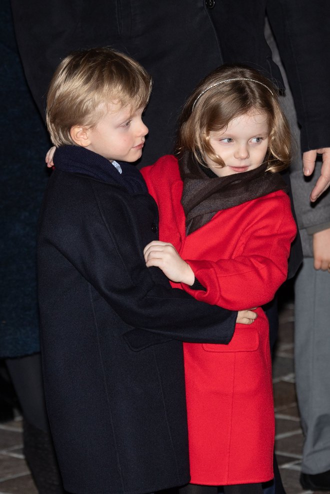 Šestletna princ Jacques in princesa Gabriella sta drug na drugega močno navezana dvojčka, ki sta se rodila monaškema princu Albertu in princesi Charlene. Prestol bo pripadel Jacquesu, a do tja ga čaka še nekaj brezskrbnih let.