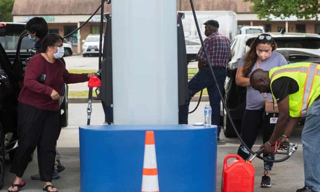 Ljudje si panično delajo zaloge goriva. FOTO: Jay Paul/Reuters