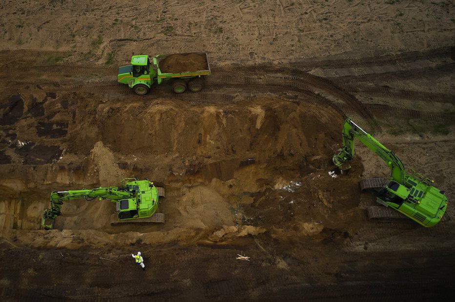 Fotografija: Izkopavanje pobitih minkov. FOTO: Ritzau Scanpix, Via Reuters