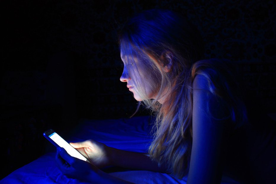 Fotografija: Modra svetloba najbolj vpliva na izločanje melatonina. FOTO: Sapozhnik/Getty Images