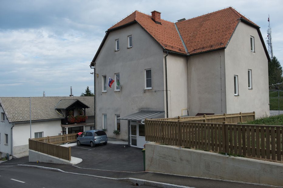 Fotografija: Lanski potres na Hrvaškem je na podružnični šoli na Kalobju povzročil dodatne manjše razpoke. FOTO: FB