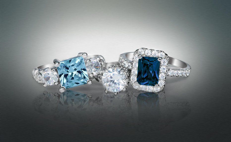 Fotografija: Ni nujno, da izberete en sam klasičen okrogel diamant. FOTO: Fruit_cocktail/Getty Images