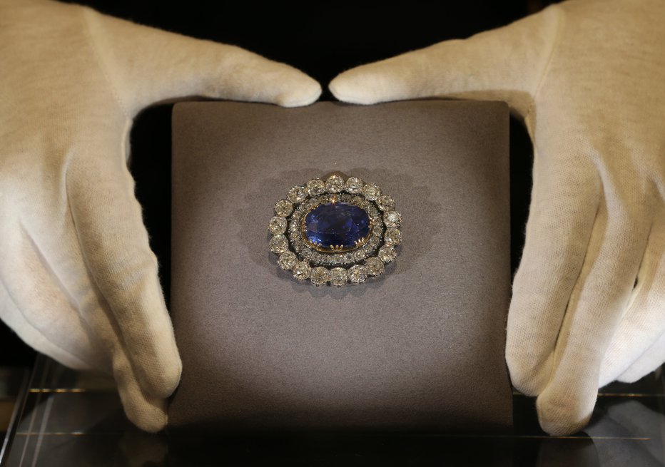 Fotografija: Nakit krasijo diamanti in safirji. FOTO: Peter Macdiarmid/getty Images