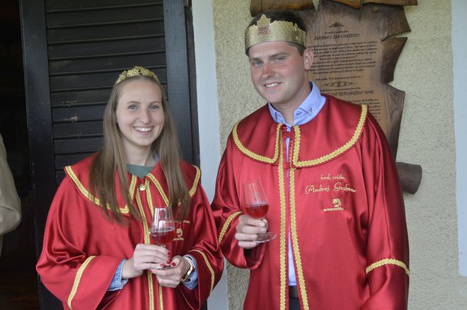 Novega kralja sta počastila aktualna cvičkova princesa Maja Vovko in aktualni kralj cvička Andrej Grabnar.