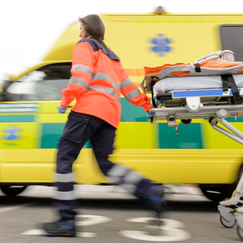 Fotografija: Reševalci so ga odpeljali v bolnišnico, kjer so zdravniki rešili otrokovo življenje. FOTO: Shutterstock