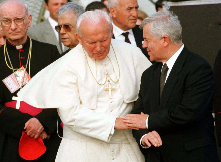 Fotografija: Papež, ki je presegel tradicionalne slovenske delitve. Ob njem sta tedanji nadškof Alojzij Šuštar in predsednik Milan Kučan. FOTO: Leonhard Foeger/Reuters