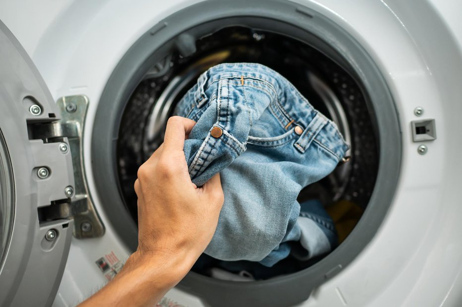 Fotografija: Kavbojke, pranje, pralni stroj. FOTO: Wachiwit, Getty Images