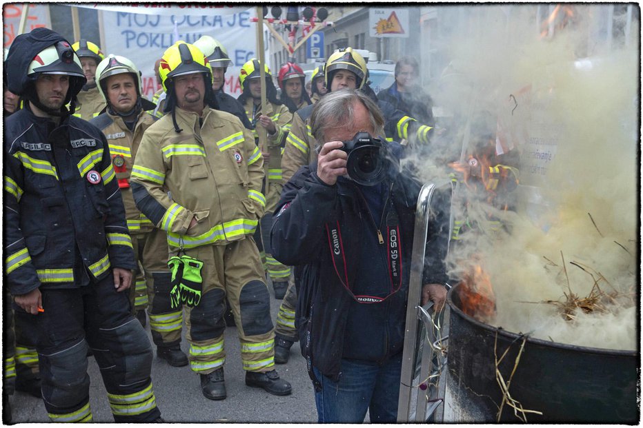 Fotografija: Protestni shod poklicnih gasilcev pred vlado. FOTO: Borut Krajnc 