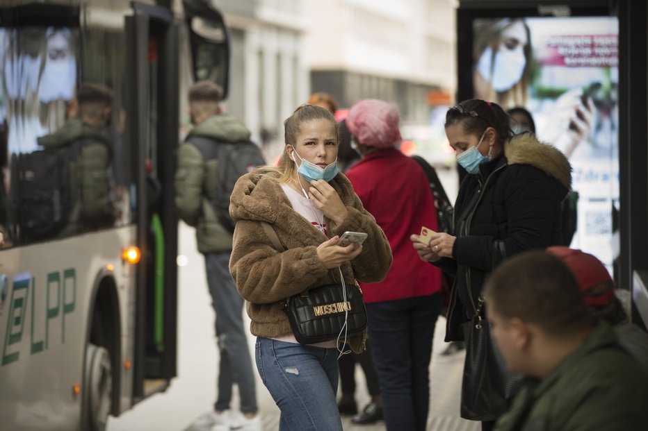 Fotografija: Avtobusi in vlaki bodo lahko polno zasedeni (simbolična fotografija). FOTO: Jure Eržen, Delo