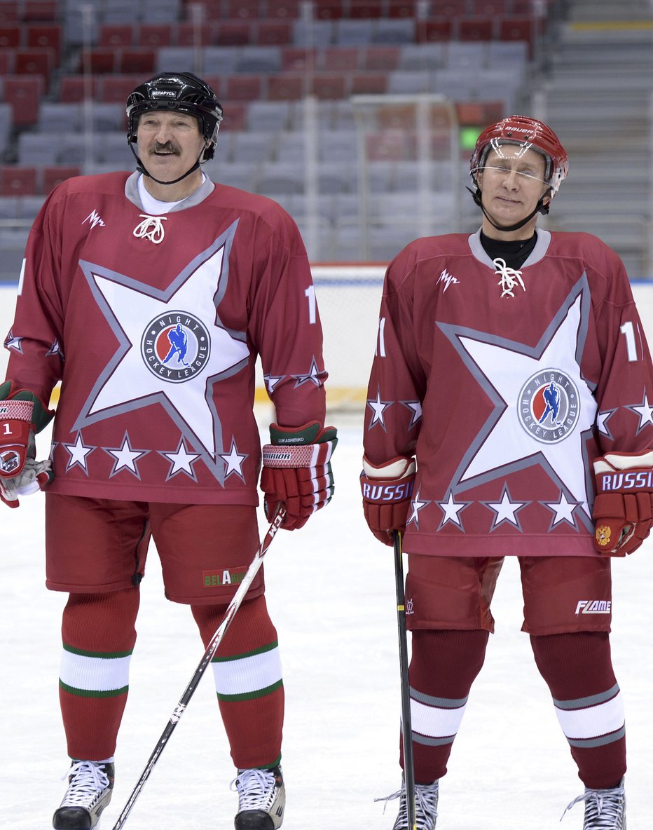 Fotografija: Tako Aleksandr Lukašenko kot njegov vodilni politični partner iz ruske soseščine Vladimir Putin v prostem času rada igrata hokej. FOTO: Aleksej Nikolskij/Reuters