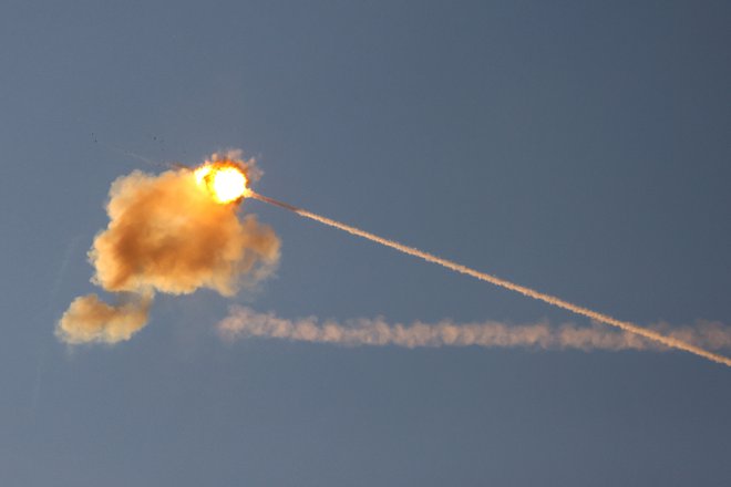 Obrambni izstrelki v raketo trčijo ali eksplodirajo v njeni bližini. FOTO: Amir Cohen/Reuters