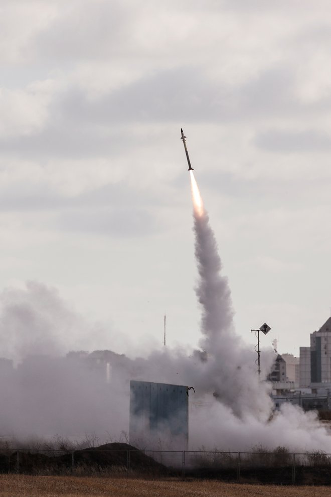 Če se izkaže, da raketa predstavlja grožnjo, sistem sproži prestrezni izstrelek. FOTO: Ronen Zvulun/Reuters