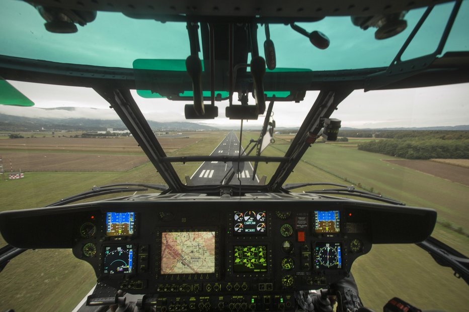 Fotografija: Vojaški helikopter, ki naj bi bil španski, je zadel daljnovod. FOTO: Jure Eržen Delo