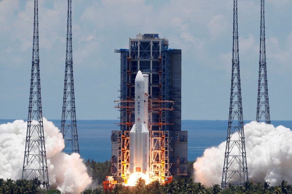 Fotografija: V vesolje jo je ponesla raketa Dolgi pohod 5B. FOTO: Carlos Garcia Rawlins/Reuters